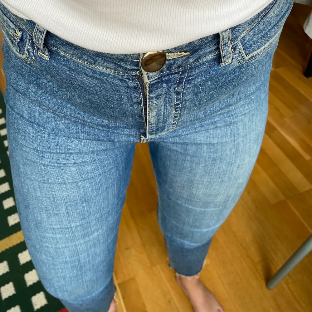 Ljusa jeans fårn uterqüe i storlek 38. Kortare i modelen, jag är 160 cm. Använda men har mycket kvar att ge! Stretchigt material, 97% bomul och 3% elastan. Kan mötas upp Linköping eller Göteborg efter första juni. . Jeans & Byxor.