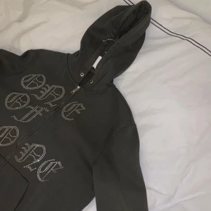 One of one hoodie  - En cool grön one of one hoodie som jag köpte på Plick i julas. Bra skick men Väljer att sälja för den inte kommer till användning tyvärr.  (Lånad bild) skicka om du vill ha mer bilder så löser vi det priset går att diskutera. 🥰