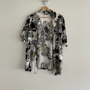 Set Reclaimed Vintage skjorta+byxor M - Mönstrat set med skjorta och byxor i viskos från Reclaimed Vintage. Storlek M. 150kr st