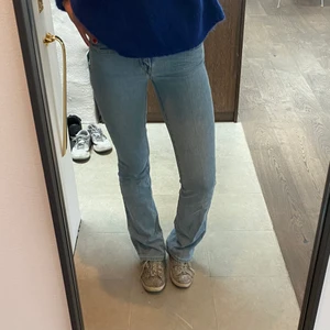 Lågmidjade bootcut jeans - Säljer dessa låg midjade bootcutjeans ifrån levis💕 superfin ljusblå färg, storlek 24 men passar på mig som vanligtvis har 34/36, kontakta vid intresse och köparen står för frakt!