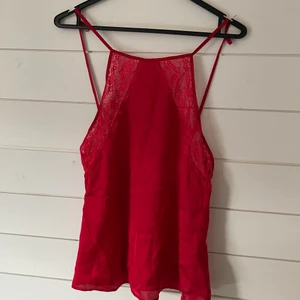 Silkes topp - Jättefin topp i silkes material med spets på sidorna! Storlek XS från New Yorker