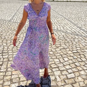Perfekt sommarklänning  - Jag säljer min gudomliga lila sommarklänning! 💜 Jag har köpt den på en marknad på Teneriffa så väldigt unik!💜 Passar perfekt till midsommar till exempel! Skickar gärna fler bilder om så önskas (prislappen är kvar) Jag är en M, 174 lång! 