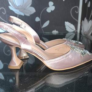 Amina muaddi liknande skor i rosa satin väldigt fina och endast använda en gång