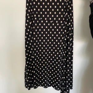 Prickig kjol - Prickig kjol med resår i midjan! Stl XS/S pris 40kr