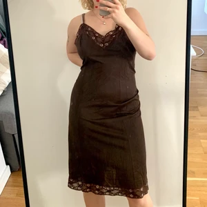 Vintageklänning - Så cool brun klänning köpt second hand🌸 jag är 161 och har vanligtvis M