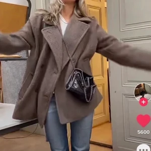 Kappa Nakd  - Jag säljer nu min fina kappa från Nakd då den inte kommer till användning❤️ Stolek 34 och i nyskick. Skriv privat om fler bilder och info om ni är intresserade! (Lånad bild) Kan mötas upp i Göteborg eller skicka om köparen står för frakten!