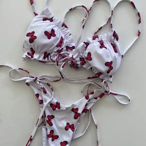 Helt ny vit bikini med röda fjärilar från Shein, säljs pågrund av att den inte passade mig. Bikinin är aldrig använd och har kvar hygienskydd. Är i storlek M. Säljer för 100kr
