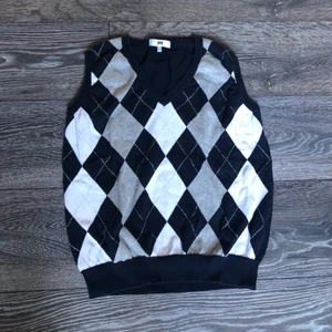 Stickad väst - Snygg väst köpt begagnad i storlek M! Passar oversized till xs/s. Har bara använts av mig en gång pga att det inte är min stil och är i väldigt bra skick 💕 Först till kvarn gäller!