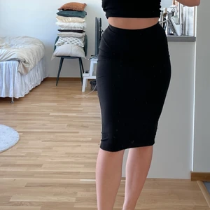 H&M kjol - Kjol i bomull från H&M i strl XS o begagnat men fint skick ❤️‍🔥 Fraktas spårbart för 51 kr!