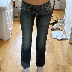 Säljer mina unika 501or köpta secondhand! Jeansen har ascoola detaljer på fickorna. Midjemåttet är 78 cm och innerbensmåttet är 79 cm. 🤍🤍