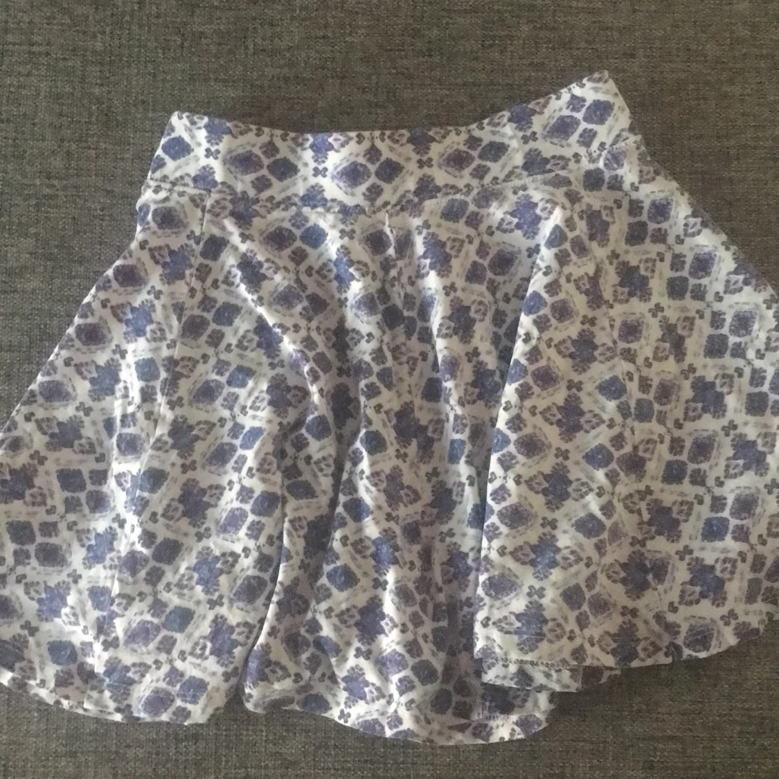 Kjol med lila mönster 