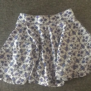 Kjol med lila mönster  - Väldigt fin kjol, är för åldern 9-10 år