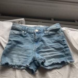 Säljer dessa jättefina midwaist jeansshorts! Dem är i bra skick men ändå använda ett par gånger!💓kontakta för fler bilder,frågor mm❤️pris kan diskuteras! Frakt ingår med 45kr💞