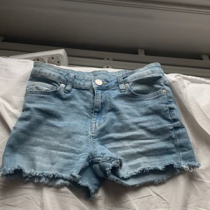 Jeansshorts - Säljer dessa jättefina midwaist jeansshorts! Dem är i bra skick men ändå använda ett par gånger!💓kontakta för fler bilder,frågor mm❤️pris kan diskuteras! Frakt ingår med 45kr💞