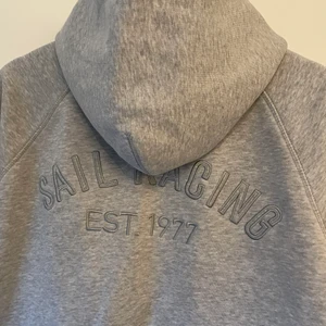 Sail Racing Hoodie, Storlek L - Säljer en hel del hoodies/jackor billigt då jag vuxit ur dom.