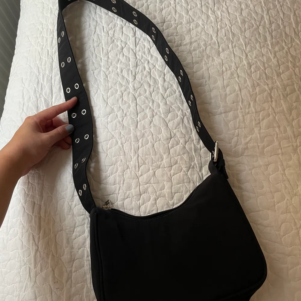 Snygg svart väska från weekday, sparsamt använd 💗 skriv privat vid intresse 🌸. Väskor.