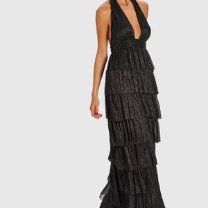 Balklänning - Jag säljer helt slutsålda balklänning som jag aldrig fick chansen att använda på min bal💘 