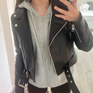 Skinnjacka - Säljer denna skinnjackan från Zara som passar perfekt nu till sommaren❤️ Använd fåtal gånger. Nypris: 599 kr mitt pris: 499 kr