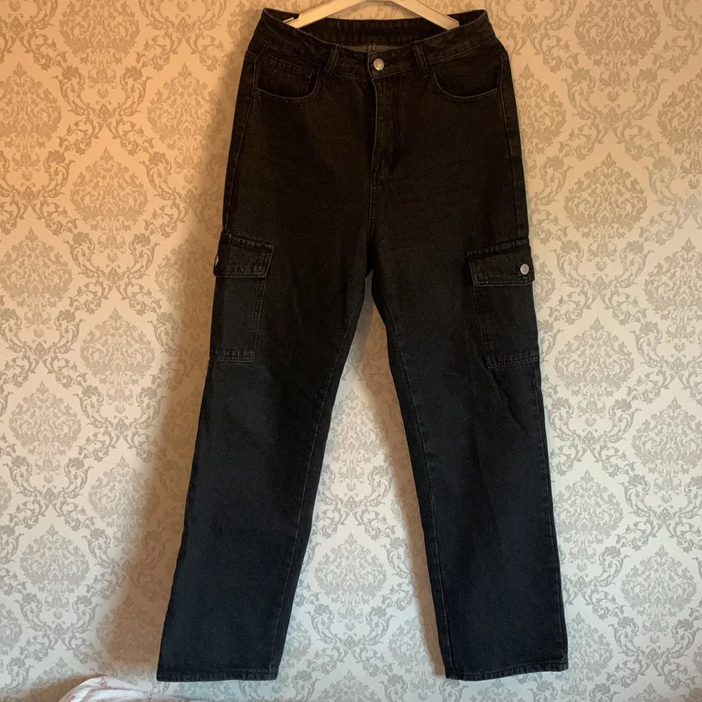 Hej! Säljer ett par nya svarta cargo pants som jag använt ca 3-4 gånger! Jeansen är jätte snygga men tyvärr är de för små för mig! I nyskick. 100kr . Jeans & Byxor.