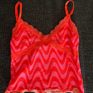 hm - super fint färgglatt linne, perfekt inför sommaren! storlek XS🥰