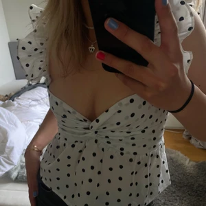 Prickig topp - Prickig topp vet dock inte vart den är köpt då dne ej har nån lapp de bak. 