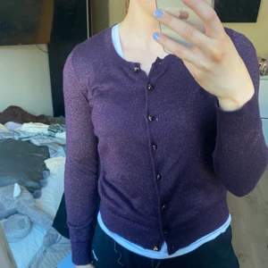 Glittrig lila kofta 💜  - Superfin kofta som man kan ha över toppar/t-shirts eller bara koftan ☺️ knappt använd köpt second hand!