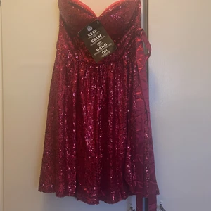 Model behaviour  - Rosa klänning 