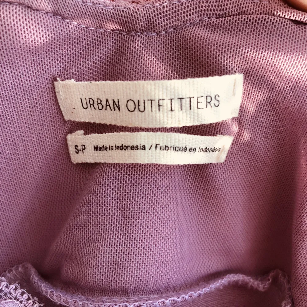 En ljuslila slip dress från UO använd ett fåtal ggr och i fint skick, kommer dock inte till användning längre. Frakt ingår :). Klänningar.
