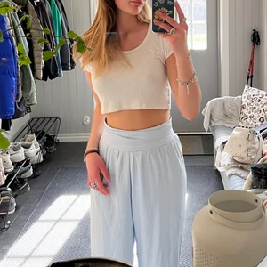 KOSTYMBYXOR BikBok - Kostymbyxor från BikBok i skimrande ljusblå färg, superfina till sommaren!🥰☀️ De har dragkedja och man knyter med band i midjan. Använt fåtal gånger och tyvärr för korta för mig nu (är 180). Storlek s💗