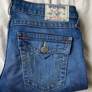 True Religion Jeans - straight leg true religion jeans! sitter lågmidjade och i bra skick. lägga bud bara om man ska köpa! köpa direkt 400 