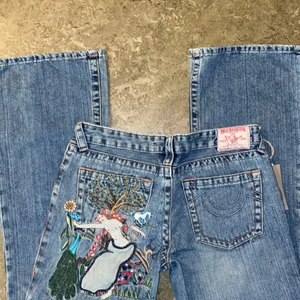 True religion jeans -  Innerbenslängd 79cm , 38 Cm mdijemätt tvärs över , Nyskick med ettiket . Liten i storlek