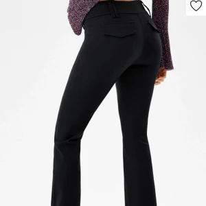 Bootcut byxor - Skitsnygga bootcut byxor i storlek 38 som tyvärr är lite för små för mig. De är från bershka och är slutsålda i de flesta storlekarna. Jag är 1.74 och de är lite för korta🤍Använda 1 gång och betala via swish