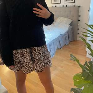 Leopardmönstrad kjol med volanger, jättefin till en stickad tröja nu på sommaren