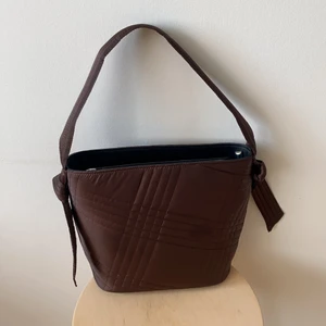 HVISK  - Brun väska från hvisk! Endast använd ett fåtal ggr så väskan är i mycket bra skick! 