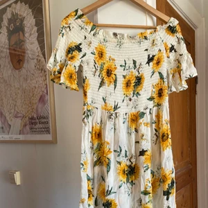 sommarklänning - Säljer denna super fina sommar klänning då jag sällan använt den, stretchigt material. skriv om du har frågor🌺