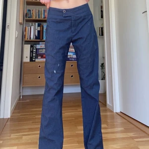 Lågmidjade kostymbyxor - Säljer dessa mörkblåa lågmidjade kostymbyxorna köpta i en vintage butik i Barcelona. Tyvärr förstora för mig så därför säljer jag vidare. Raka ben och med 4 knappar (två syns på bild 1). Från märket Pimkie, står ingen storlek men skulle gissa på S eller XS. Skriv privat vid fler frågor. Säljs också på TOKO THRIFT💞