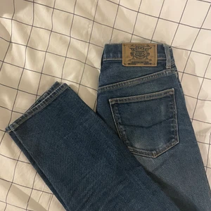 Mom jeans - Jätte sköna och stretchiga highwaist momjeans! Kommer ej till användning. W25, L28. Fråga för fler bilder/mått! 💗
