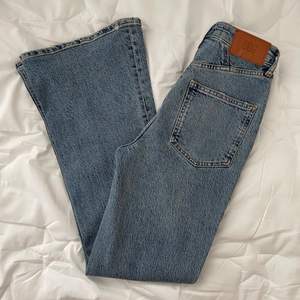 Ett par BDG flared jeans köpta från Urban Outfitters. Dom sitter tighta och är långa i benen. Knappt användt 👌Skriv gärna vid intresse.💜