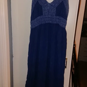 Sommarklänning plussize  - Luftig ärmlös sommarklänning med broderi nedtill. Endast provad. Hel och ren.