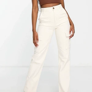 Vita straight leg cargo pants - Super fina cargo pants köpa från stradivarius. Byxorna är helt oanvända då prislappen fortfarande är kvar. Passade mig inte i storleken men kommer passa till dig som är mellan 160–167