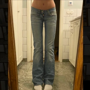 Lågmidjade utsvängda jeans - Skiiitsnygga lågmidjade jeans! (Säljer åt en kompis) Från fornarina! Tyvärr har dragkedjan gått sönder men lätt att fixa. Strl XS. Buda från 200kr (66kr spårbar frakt). 74cm midjemått, 85cm innerbenslängd. Jag är 173❤️❤️KÖP DIREKT FÖR 350kr + frakt