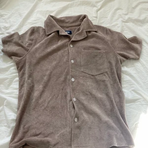 Nikben tröja - Säljer denna nikben tröja från Nk eftersom att den inte passar längre. Skicket på tröjan är nyskick och har ingen skada eller fläck. Kvitto och nk påsen ingår. Köptes för 1200kr och säljer den nu för 900kr 