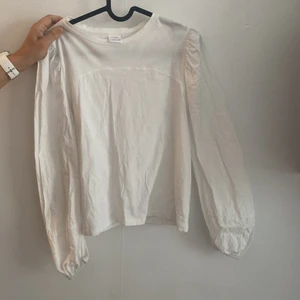 Blus från ZARA - En jättefin blus som inte kommer till använding då den är för liten.