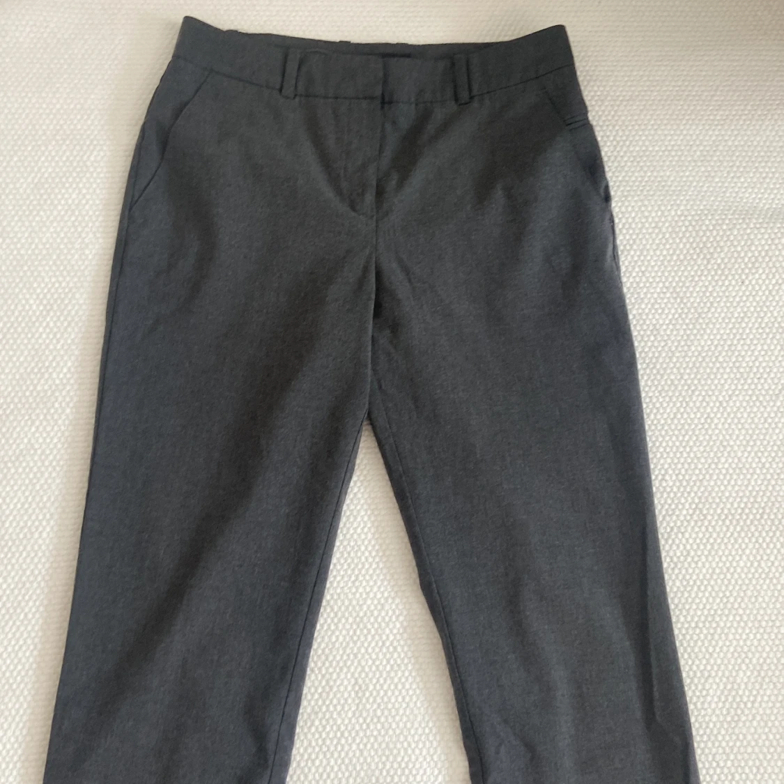 Din byxa grå