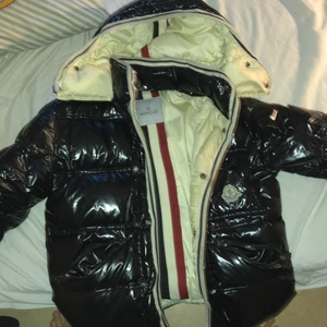 Storlek S men passar m - Jag säljer denna moncler maja jacka. Använd ett få tal gånger. Inga hål eller några märken. Köpte den i affär för ny pris 6,5 anledningen till att jag säljer den så billigt är att den ligger bara och skräpar. 