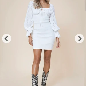 Studentklänning - Jättefin studentklänning från Adoore som jag beställde för ett tag sedan men har nu ångrat mig. Klänningen är aldrig använd:) Nypris 1495:- Bud från 900:-