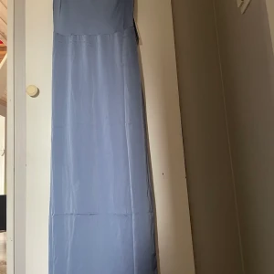 Vila klänning i satin - Helt oanvänd klänning då den tyvärr va för stor