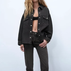 Zara mid waist straight jeans - supersnygga ZARA jeans i modellen mid waist straight strl 36❤️❤️