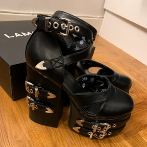 Lamoda Dangerous platform heels  - Galet snygga skor från Lamoda. Aldrig använda. Storlek US 9 motsvarande 40 men känns som 39. 40 passar vanligtvis mig bra på andra skor. Originalpris 88€ + moms och frakt/tull