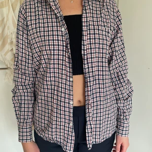 Skjorta  - Fin rutig skjorta i storlek M❤️💙🤍